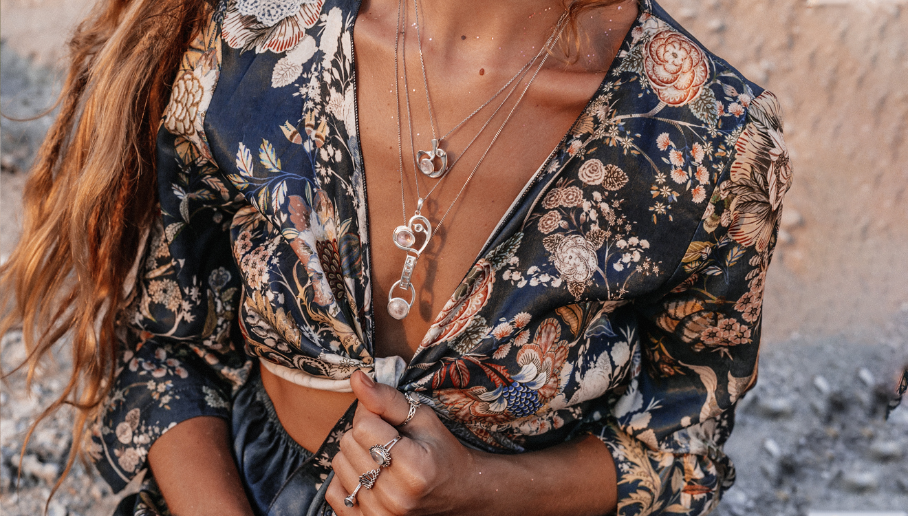The Enchanting Glow of Moonstone Jewelry: Meaning and Beauty Unveiled